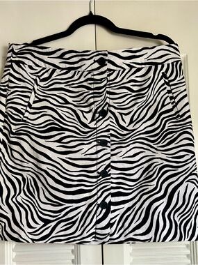 Talbots Petite 12P Zebra Print Button Front Skirt Black White Lined Stretch